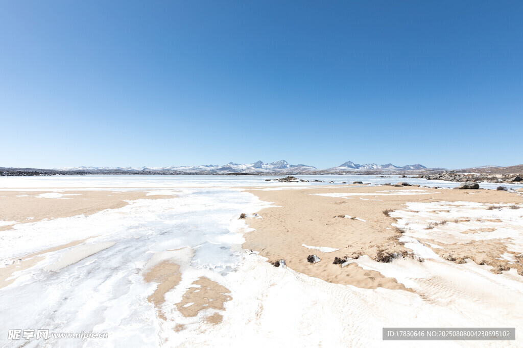 雪地与沙地相接的开阔景观