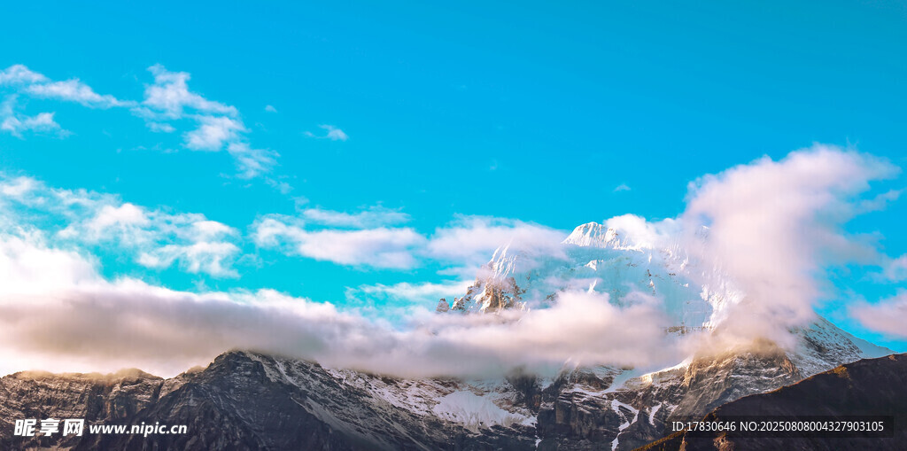 壮丽雪山与蓝天白云美景