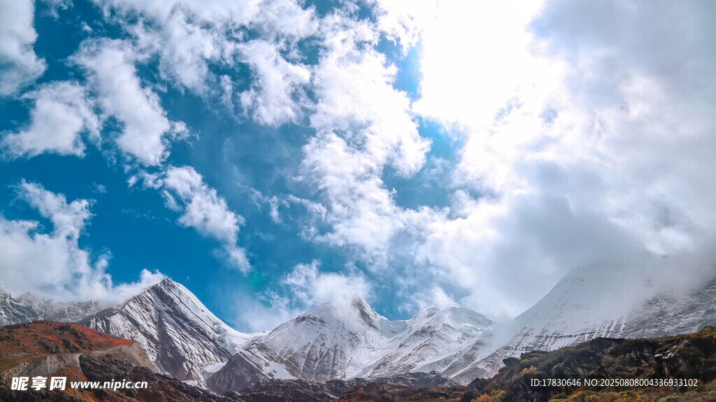 壮丽雪山蓝天白云美景