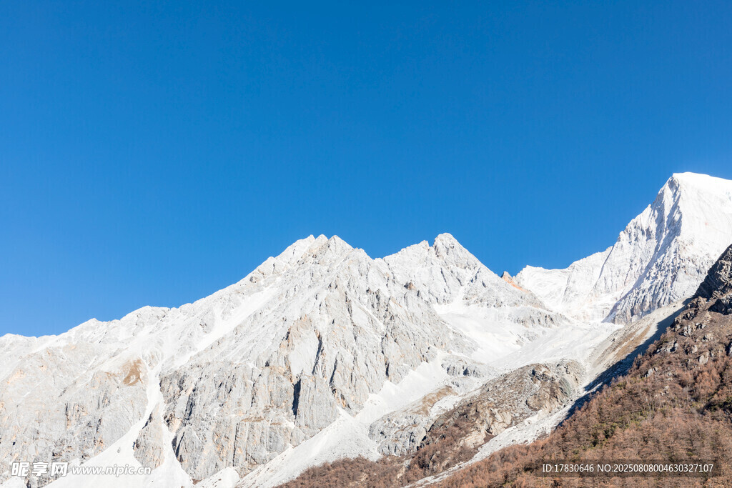 巍峨雪山美景