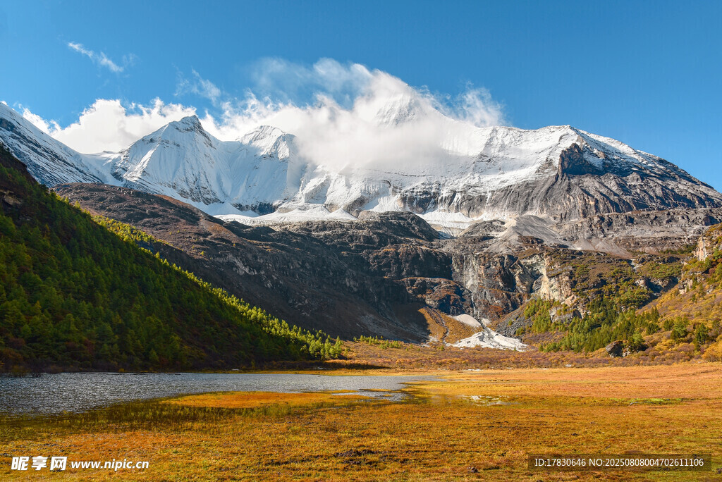 雪山下的湖畔美景