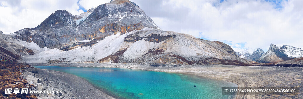 雪山下的碧蓝湖泊美景