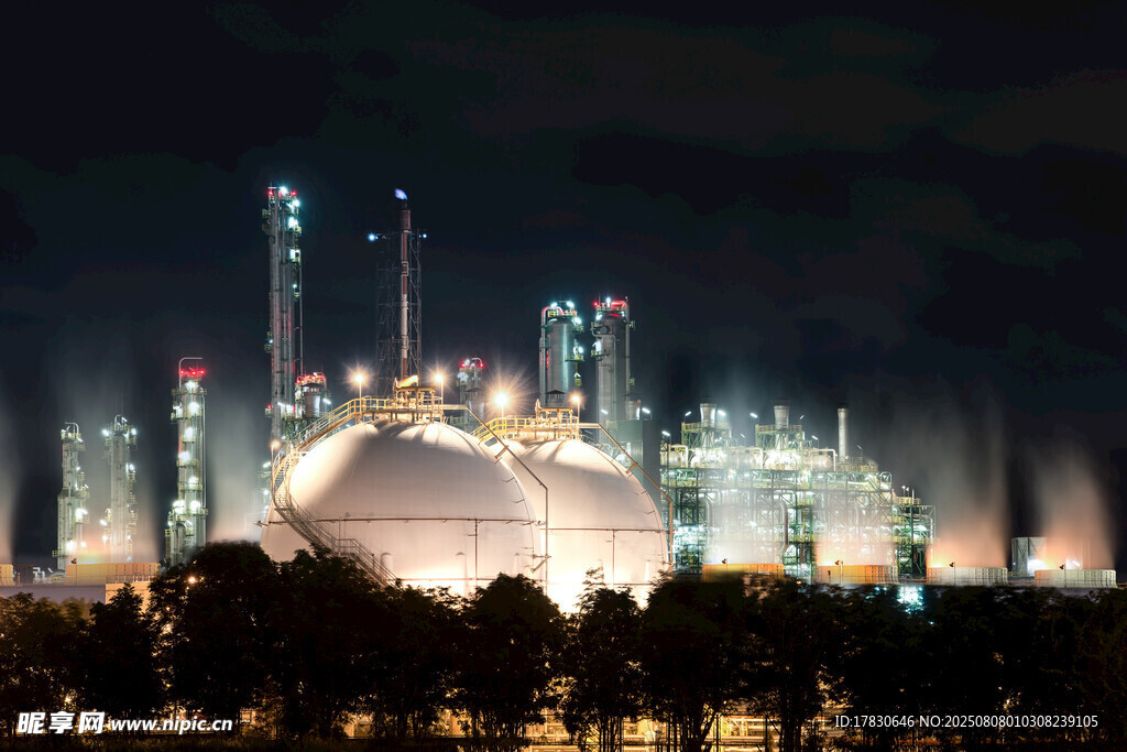 城市夜景中的工业建筑