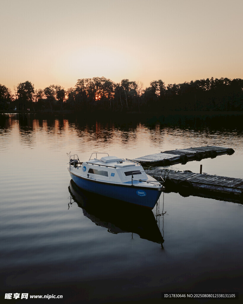 夕阳下湖畔停泊的小船