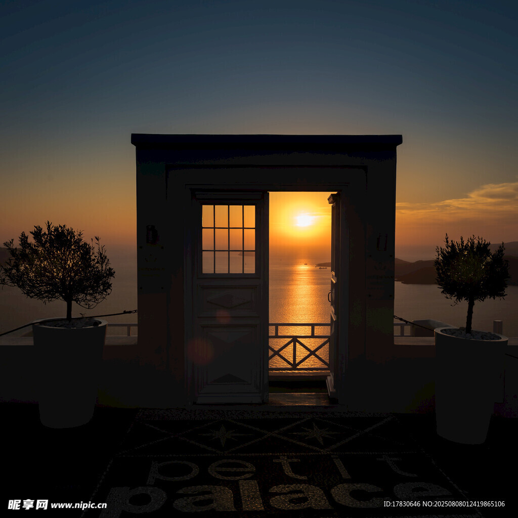 夕阳下的门与远方景致