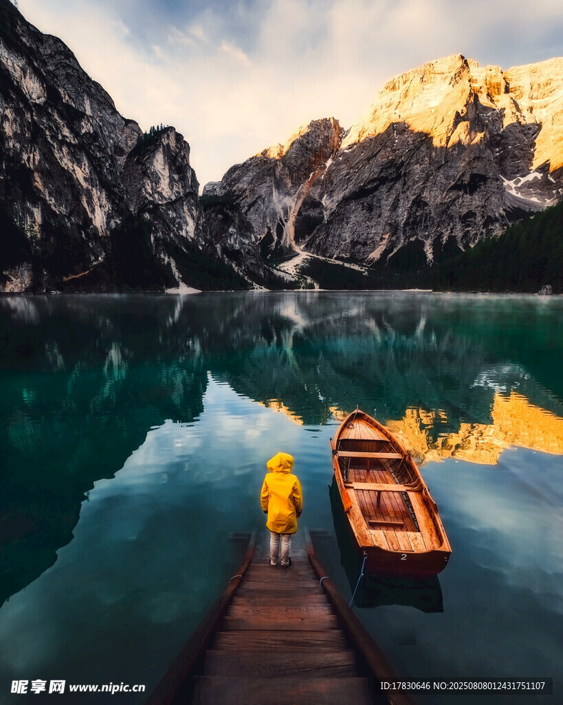 湖畔木舟映山景