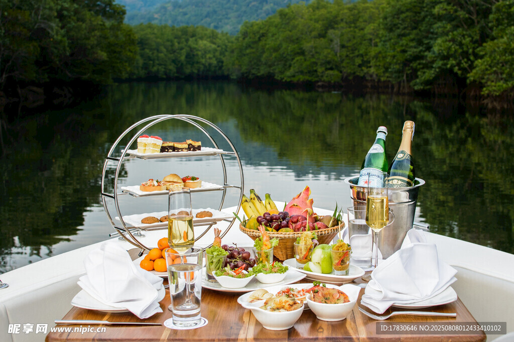 船上精致野餐美食风景