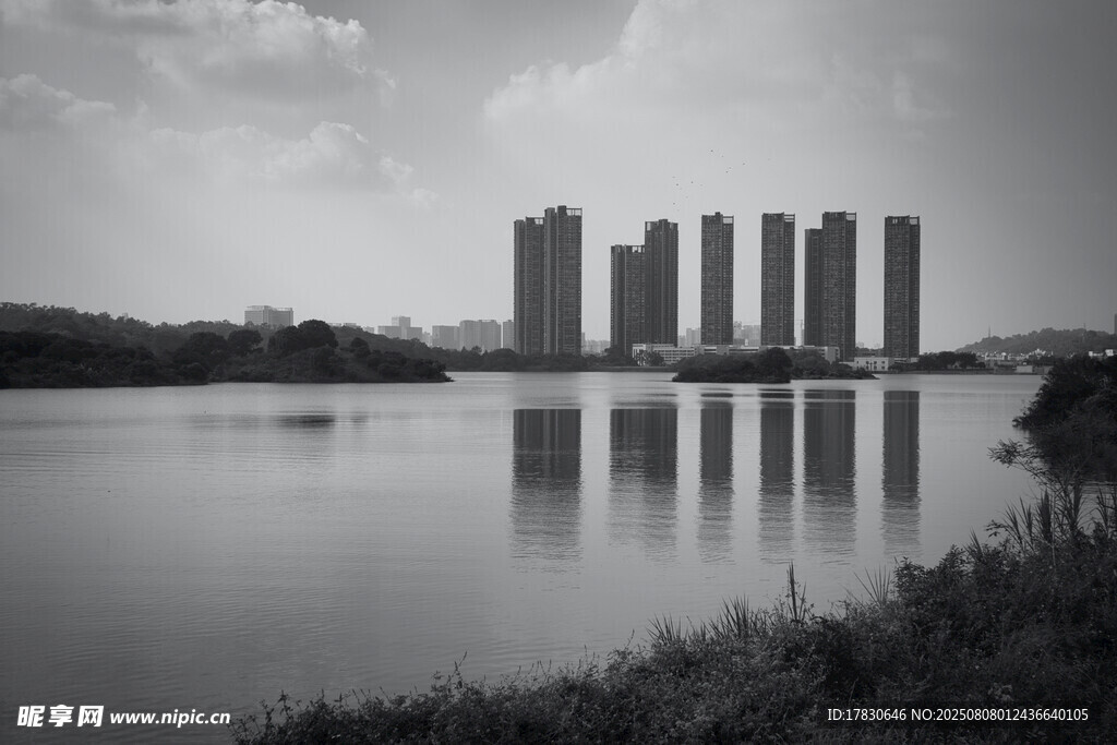 湖畔高楼倒影风景图