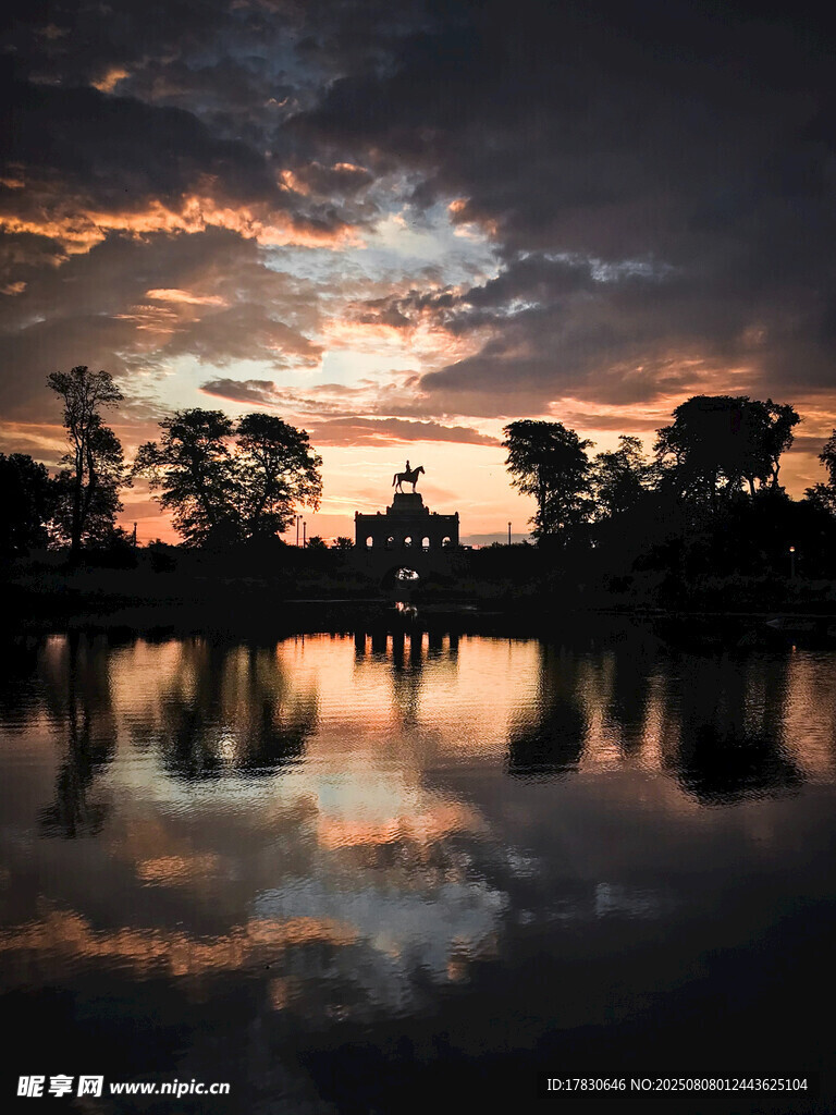 湖畔黄昏美景倒影如画