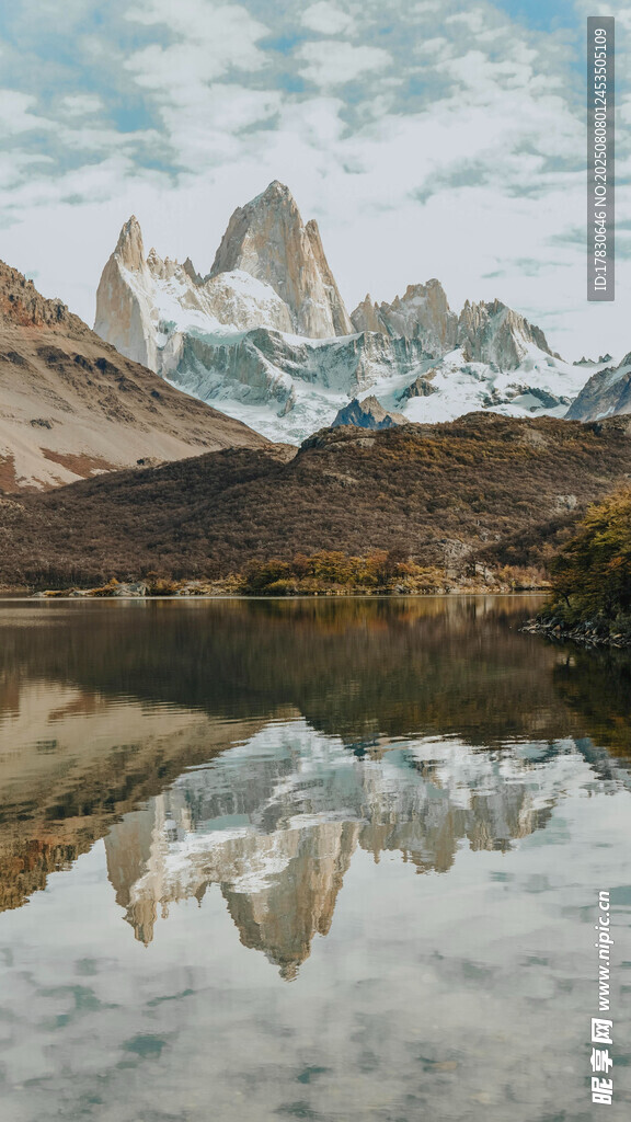 安第斯山脉壮丽湖山倒影
