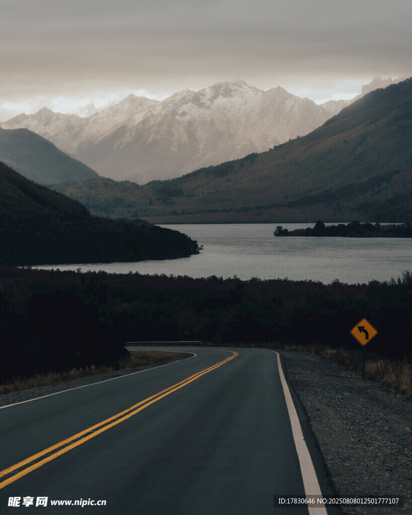 公路穿行于山水间美景