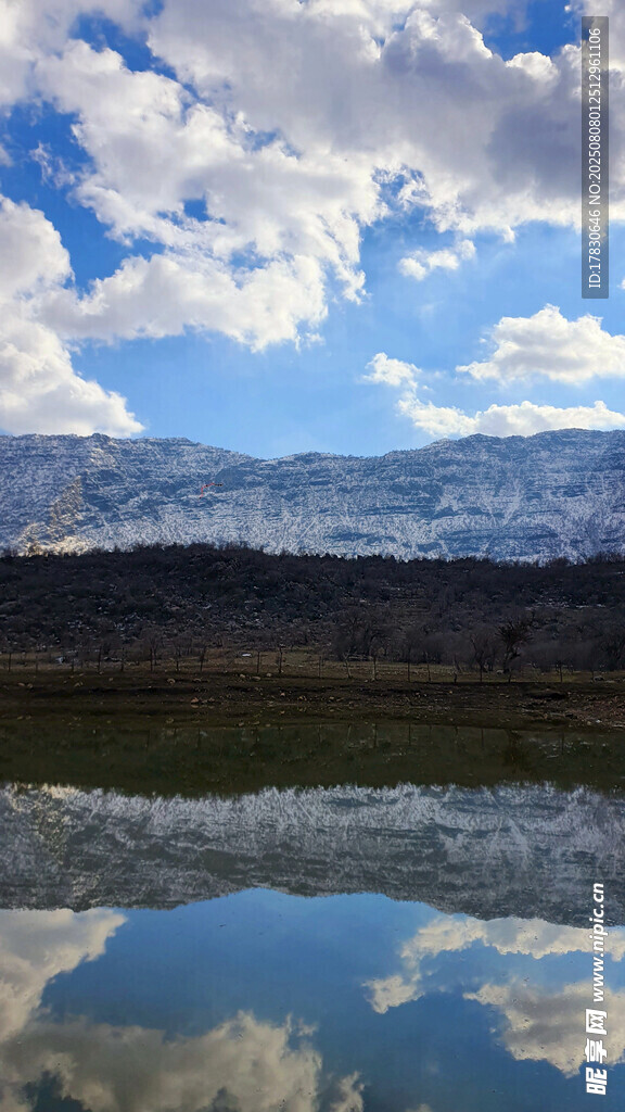 蓝天碧水间的静谧湖景