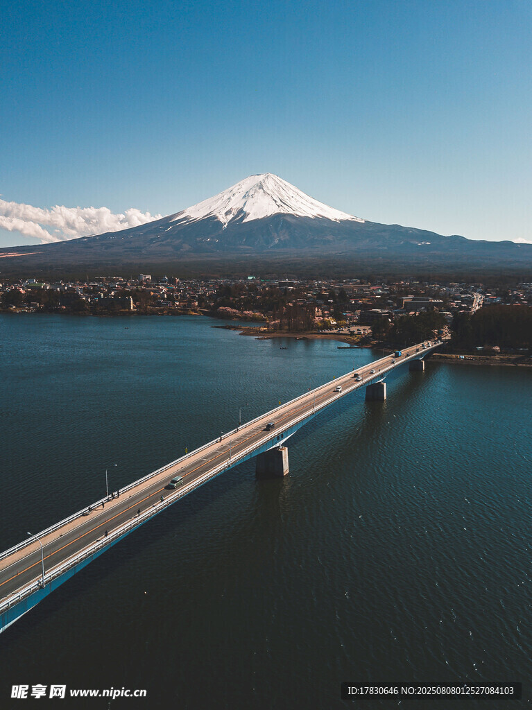 富士山下的跨海大桥美景