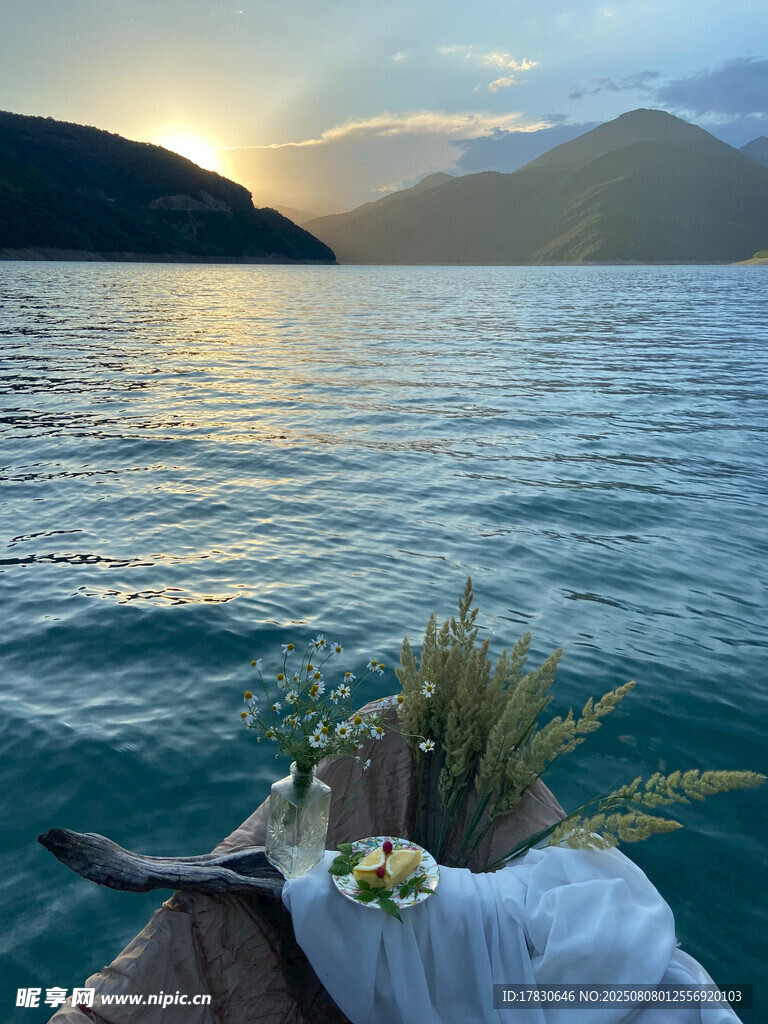 湖畔船中精致花艺布置