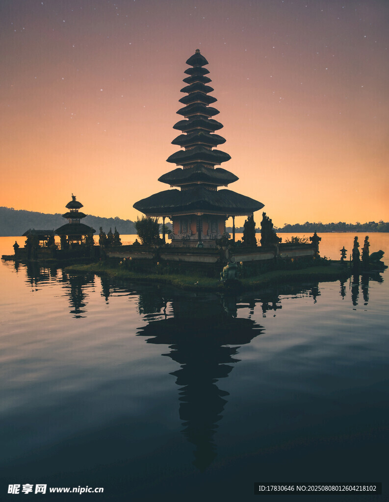 夕阳下的巴厘岛海神庙