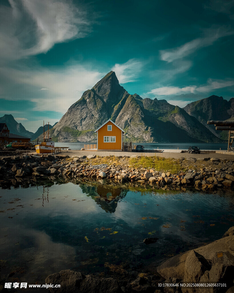 湖畔山景中的小屋
