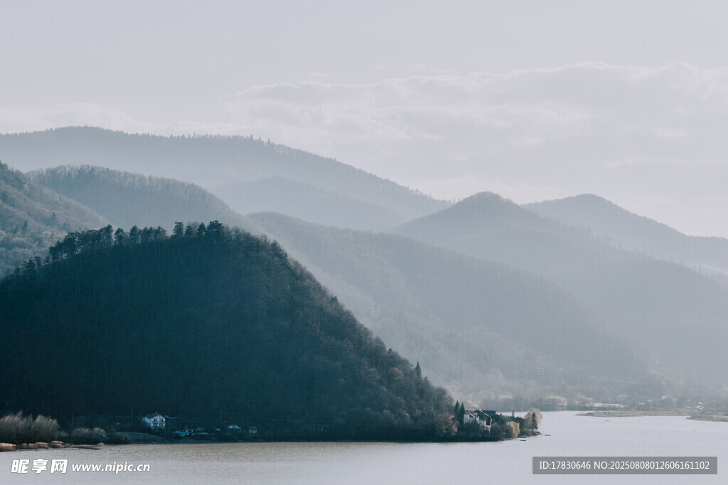 山水朦胧景
