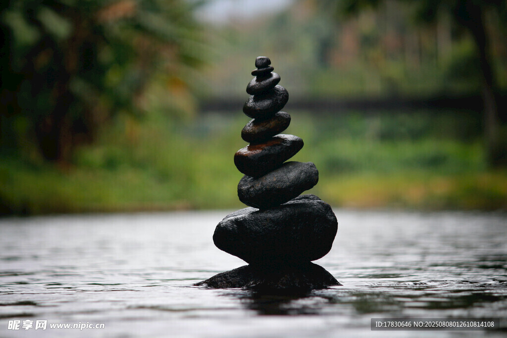 水中平衡的叠石景观