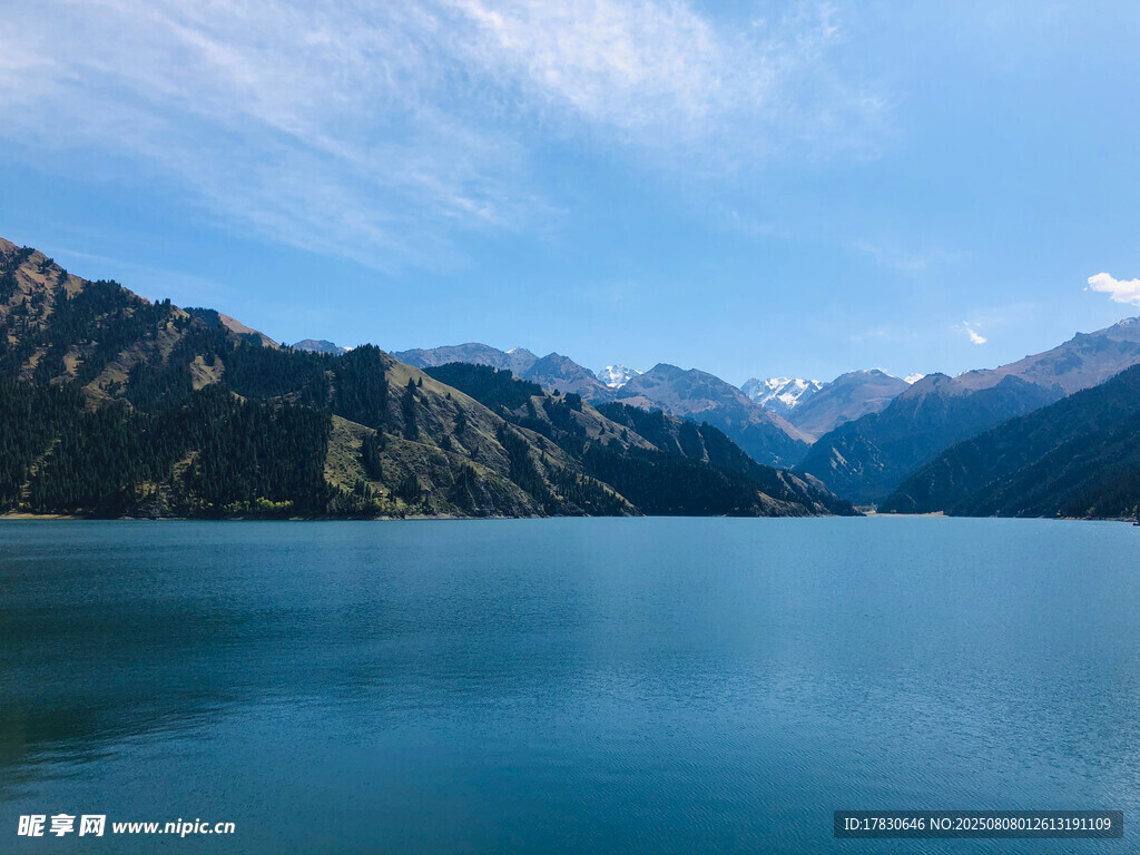 宁静湖景与远处山峦