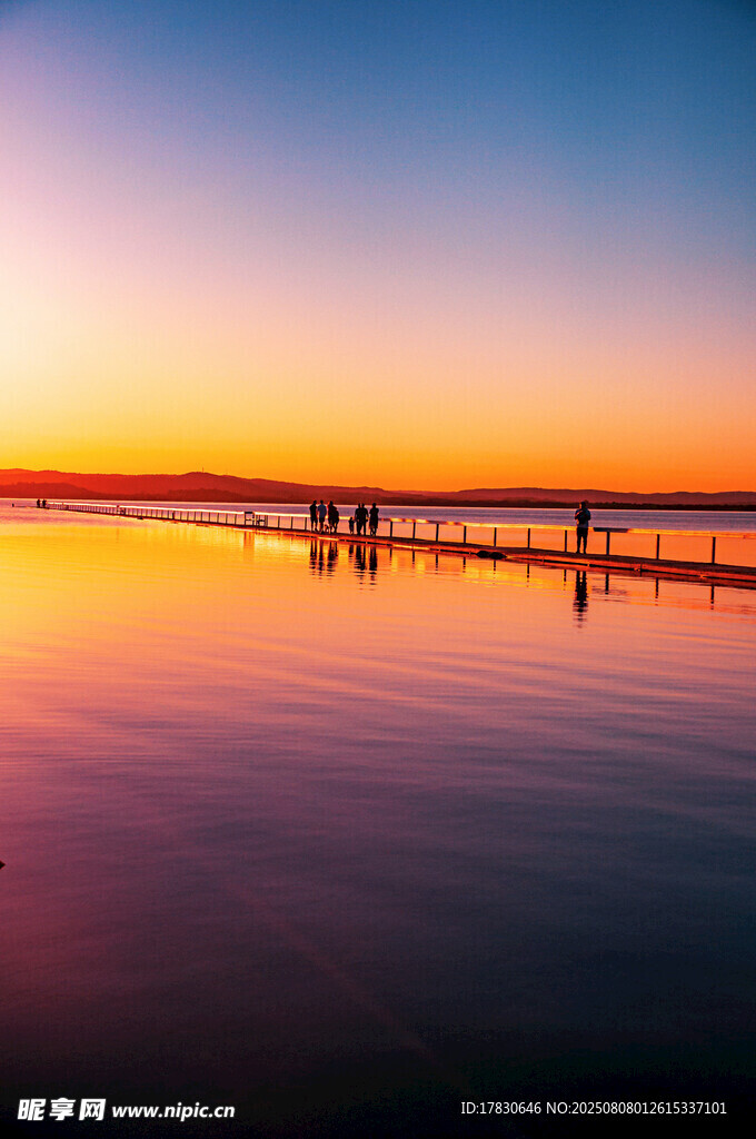 夕阳下的宁静湖面栈桥