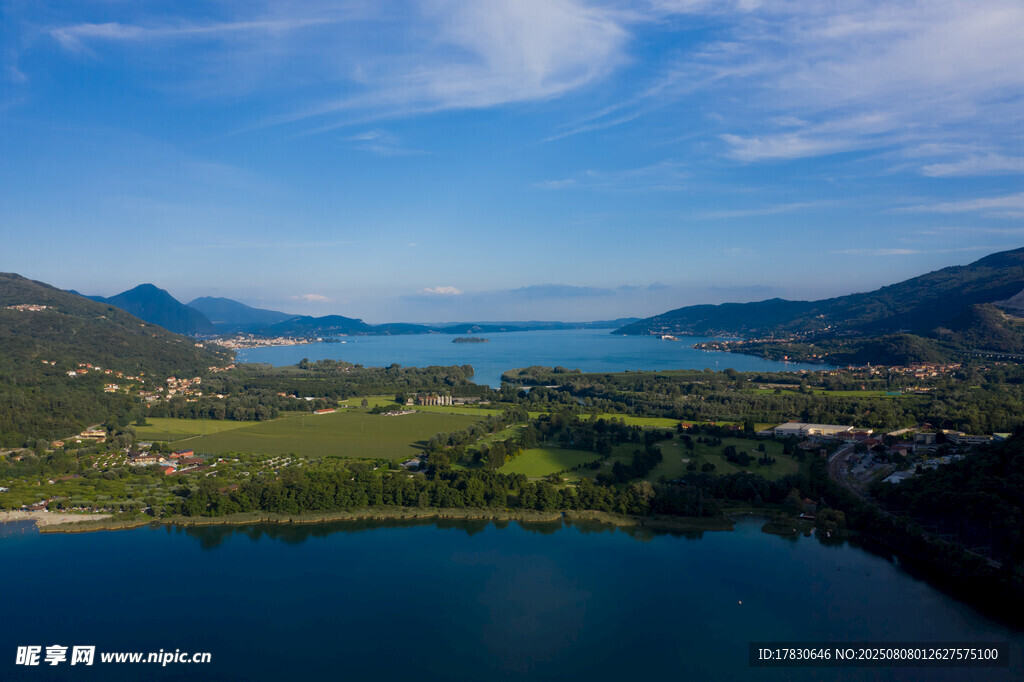 美丽湖景与周边山峦风光