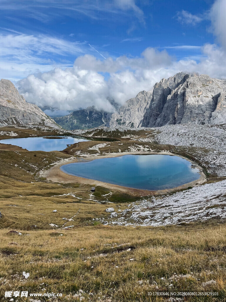 高山蓝湖美景
