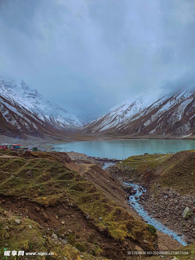 雪山下的静谧湖泊