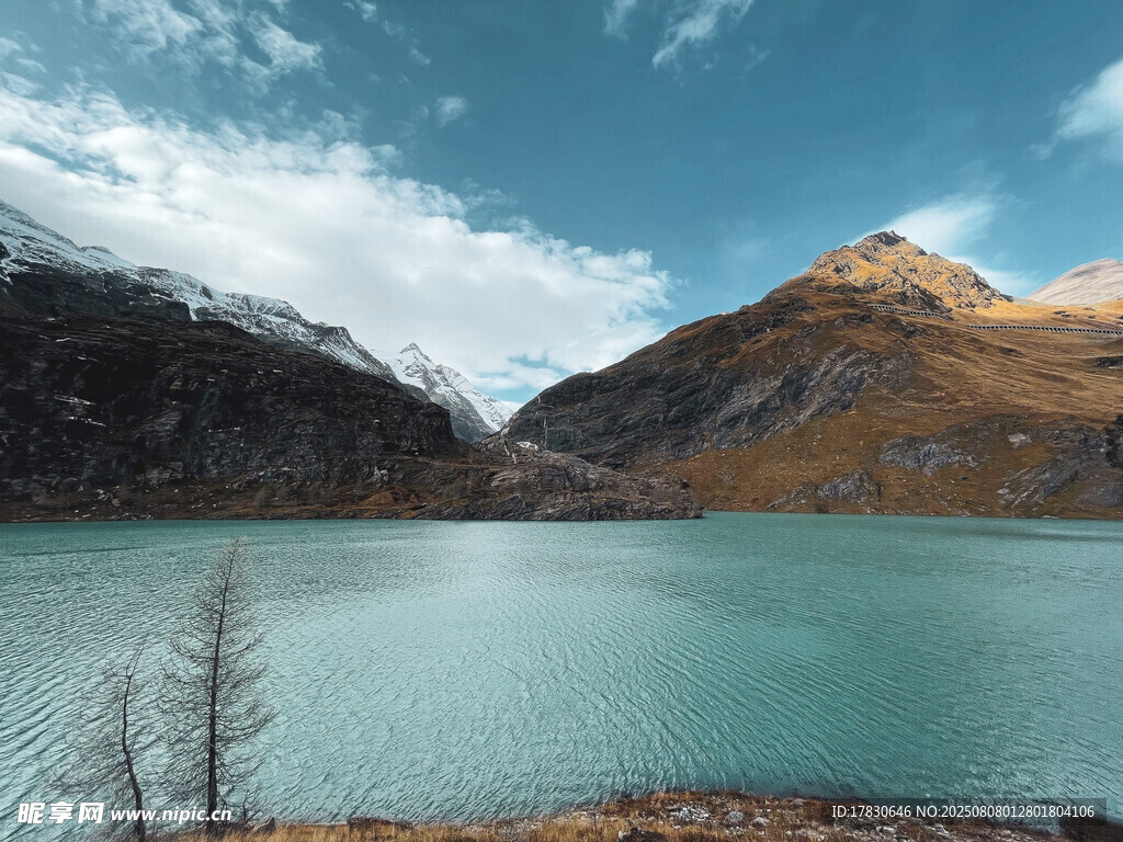 高山湖畔美景