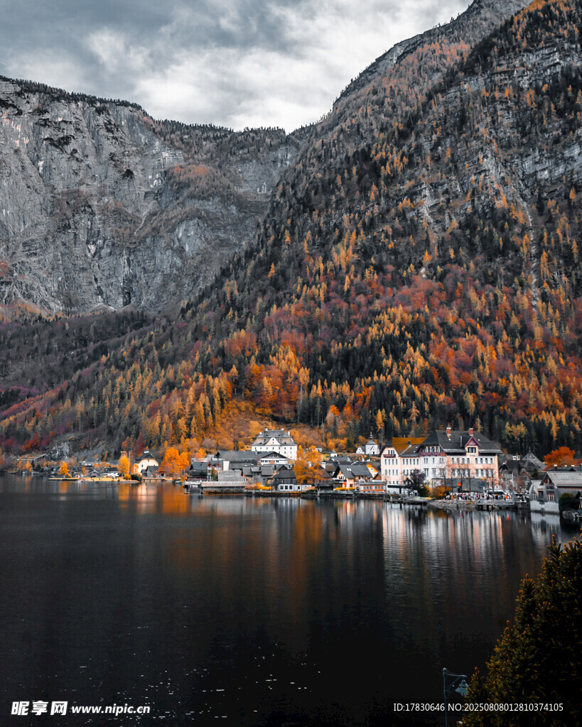 秋日山间湖畔美丽景致