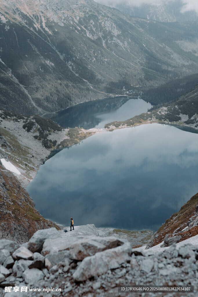 高山湖泊壮丽风光