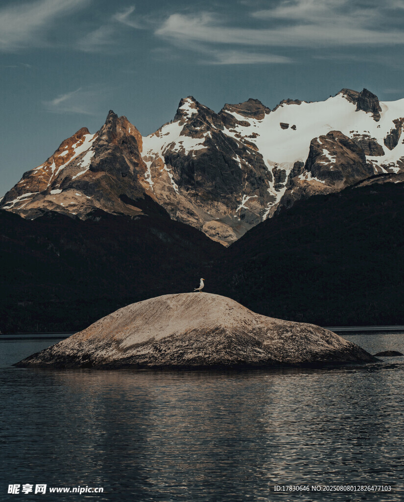 孤石矗立山水间的壮美景色