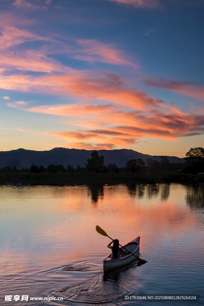 夕阳下湖面泛舟美景