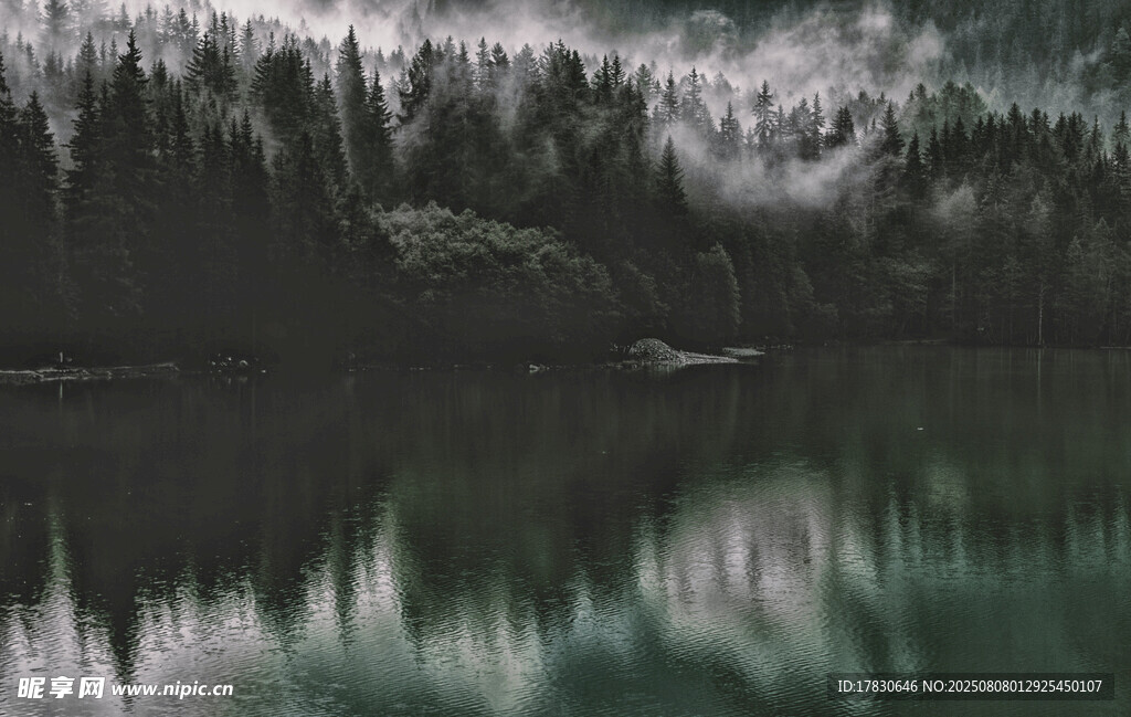 静谧湖景与山林倒影
