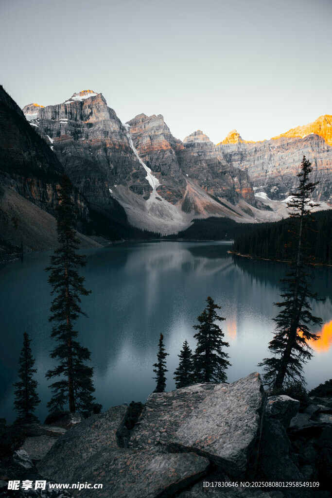 湖畔山林间的壮丽山景