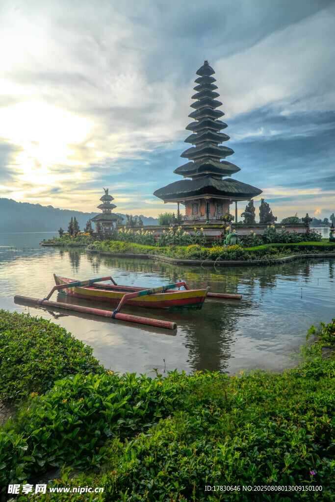 巴厘岛神庙湖畔美景