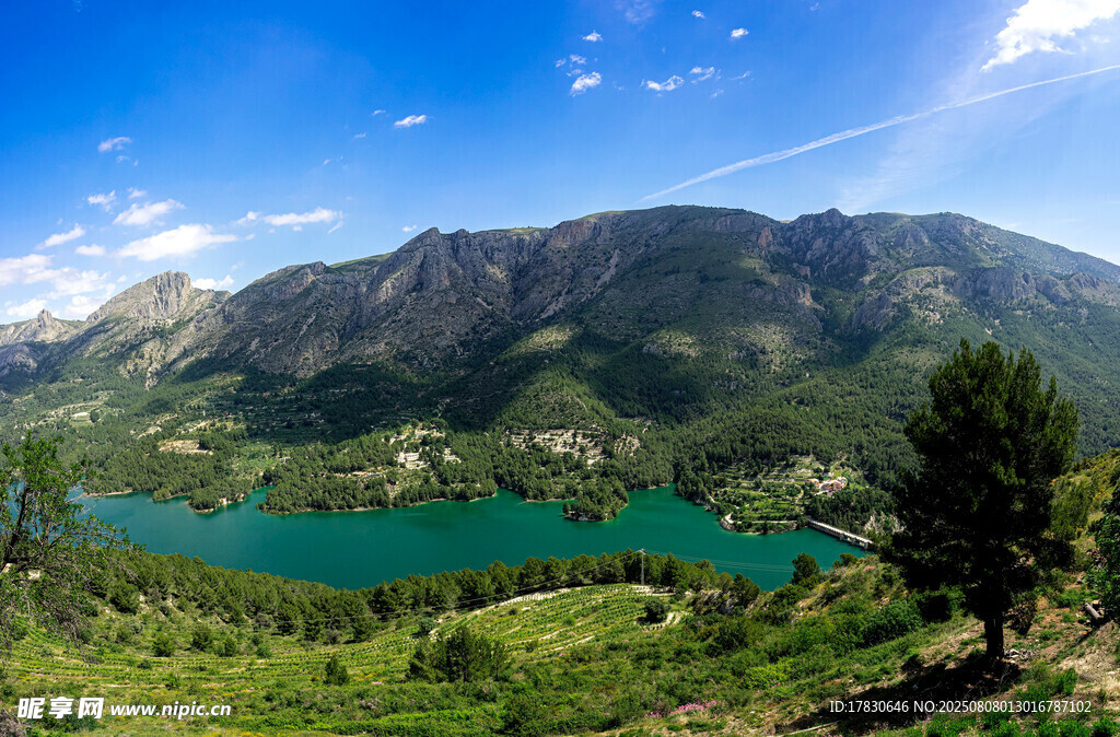 山间碧湖美景