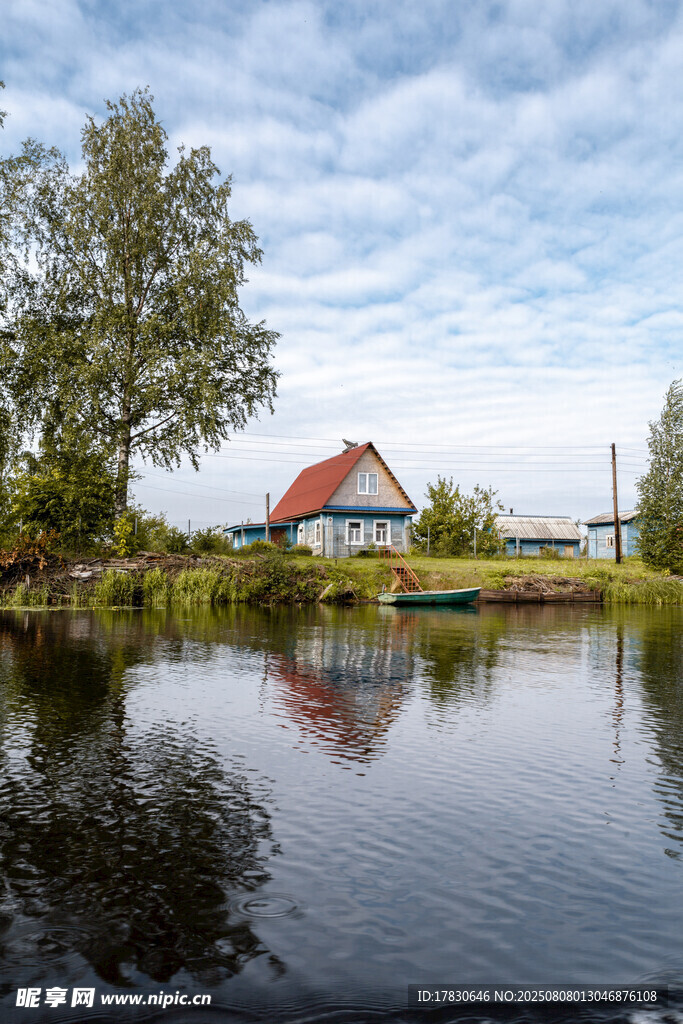 湖畔红顶小屋风景