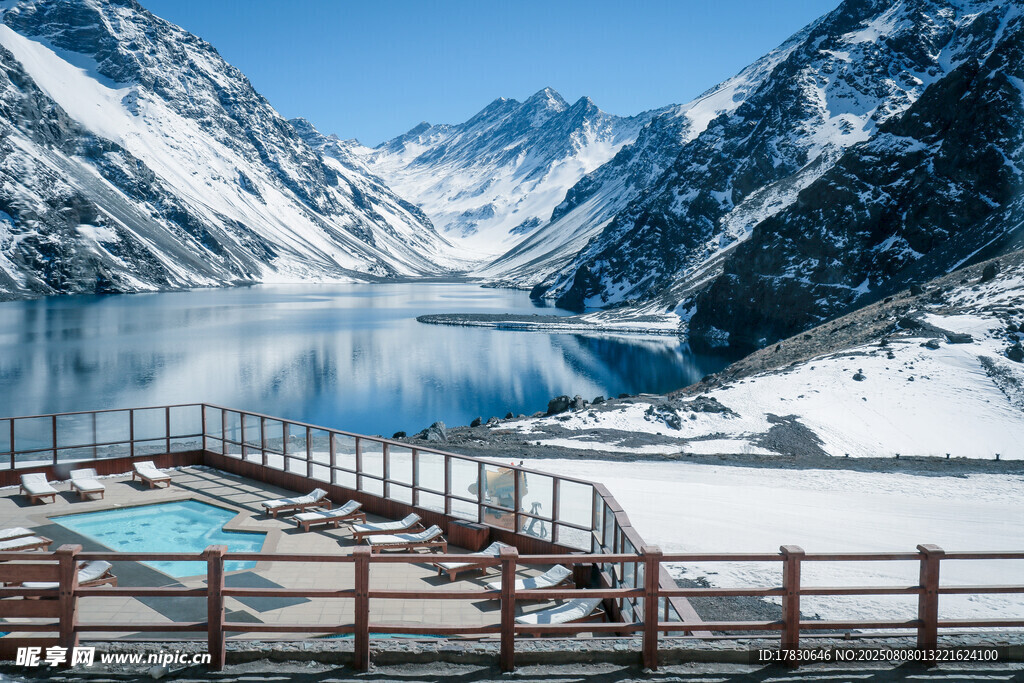 雪山下的静谧湖泊美景