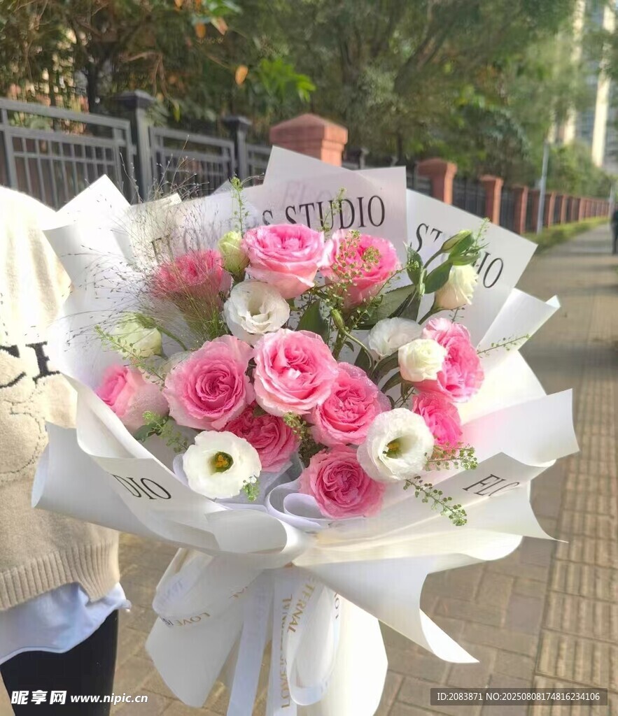 浪漫粉白玫瑰花束