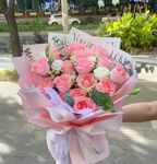 手捧浪漫粉色玫瑰花束