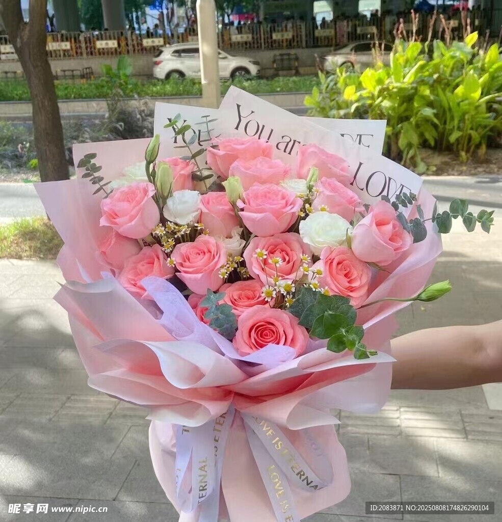 手捧浪漫粉色玫瑰花束