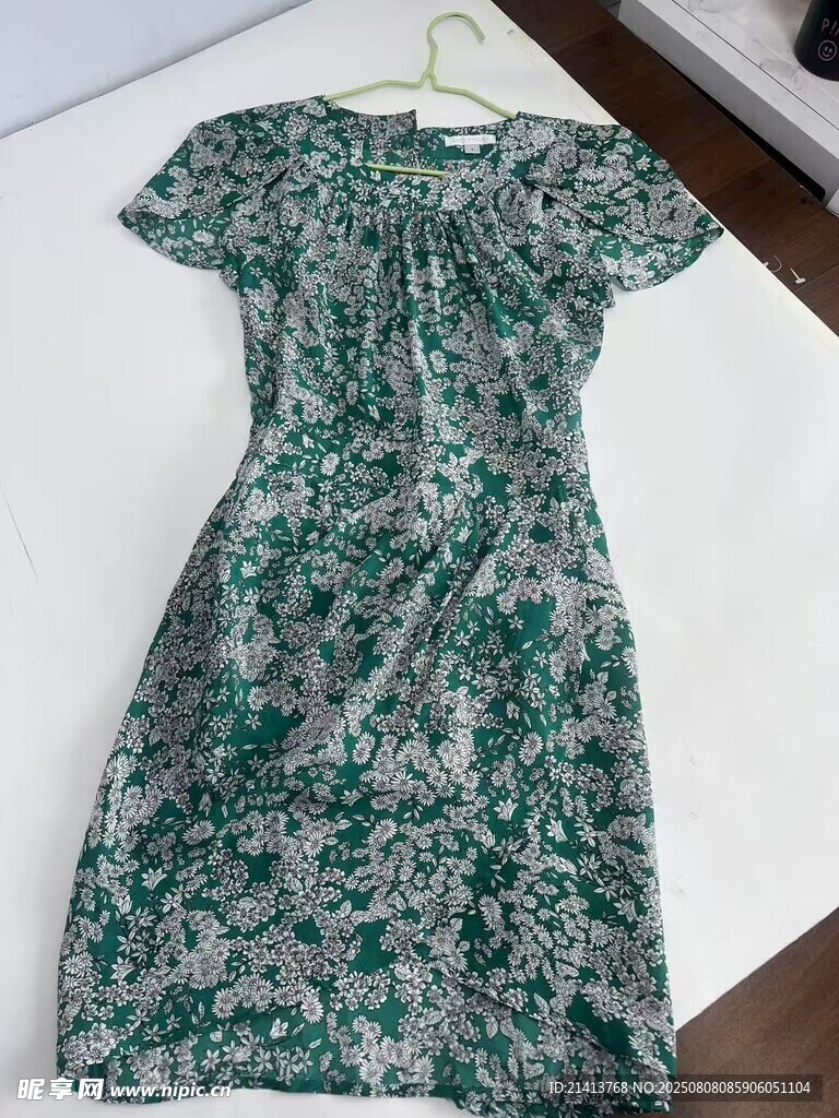 绿色碎花短袖连衣裙展示