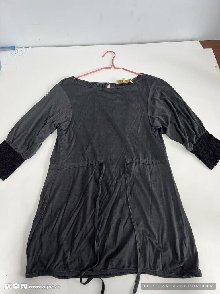 黑色中袖连衣裙挂拍展示