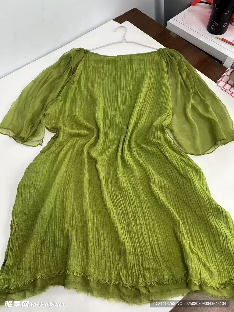 绿色短袖褶皱连衣裙