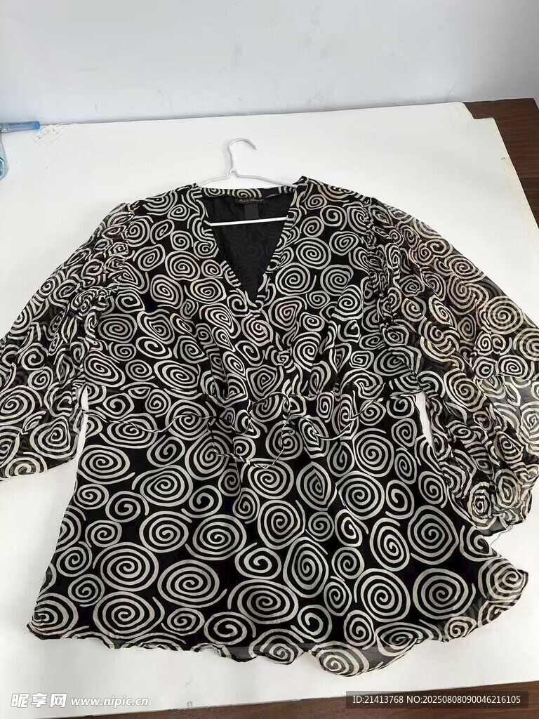 蕾丝花纹短袖上衣展示
