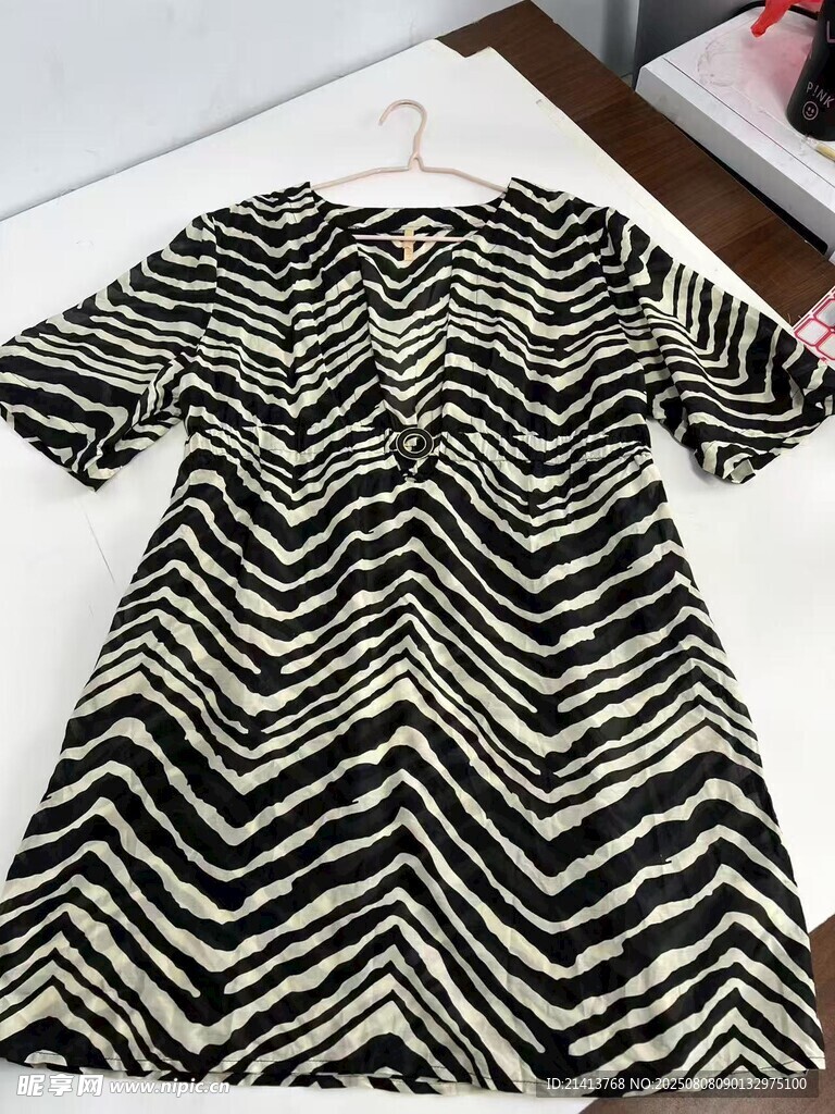 斑马纹短袖连衣裙展示