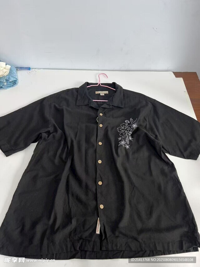 黑色短袖衬衫展示
