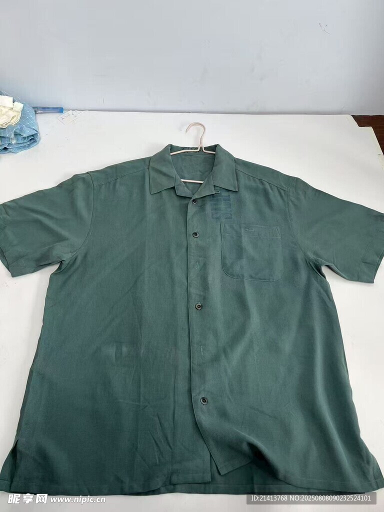 深绿色短袖衬衫展示