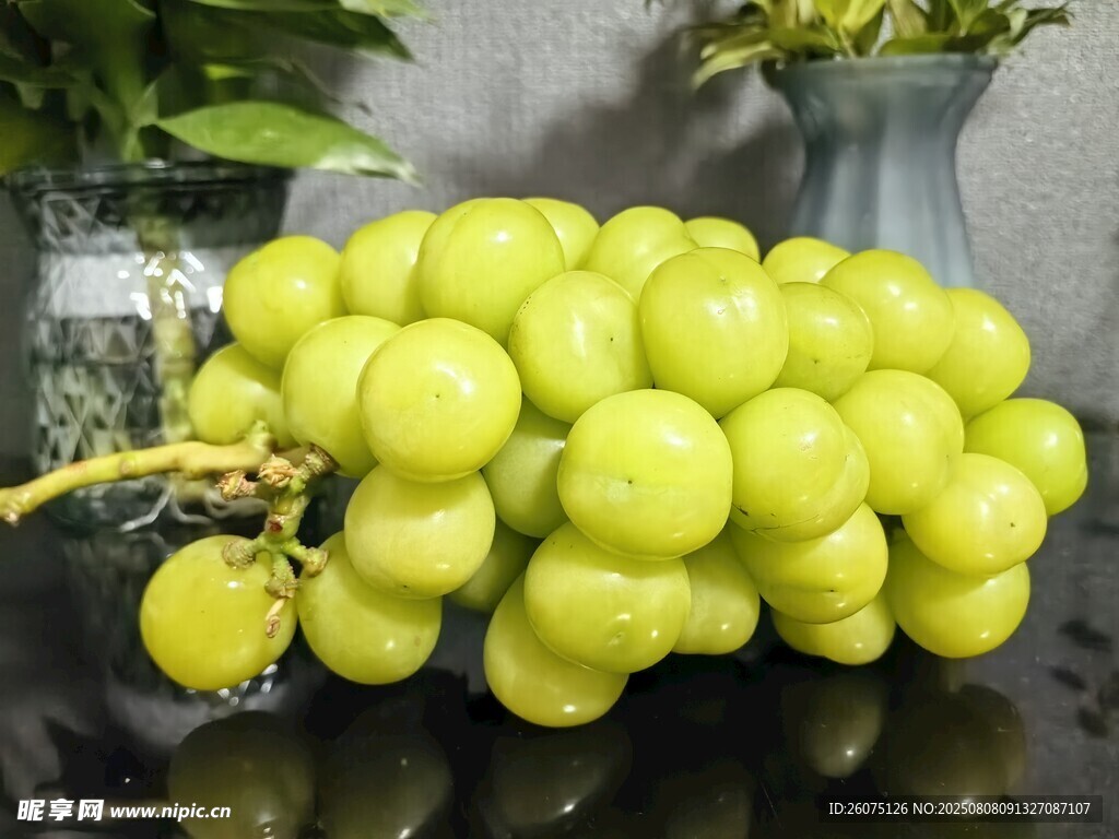 新鲜青提饱满诱人