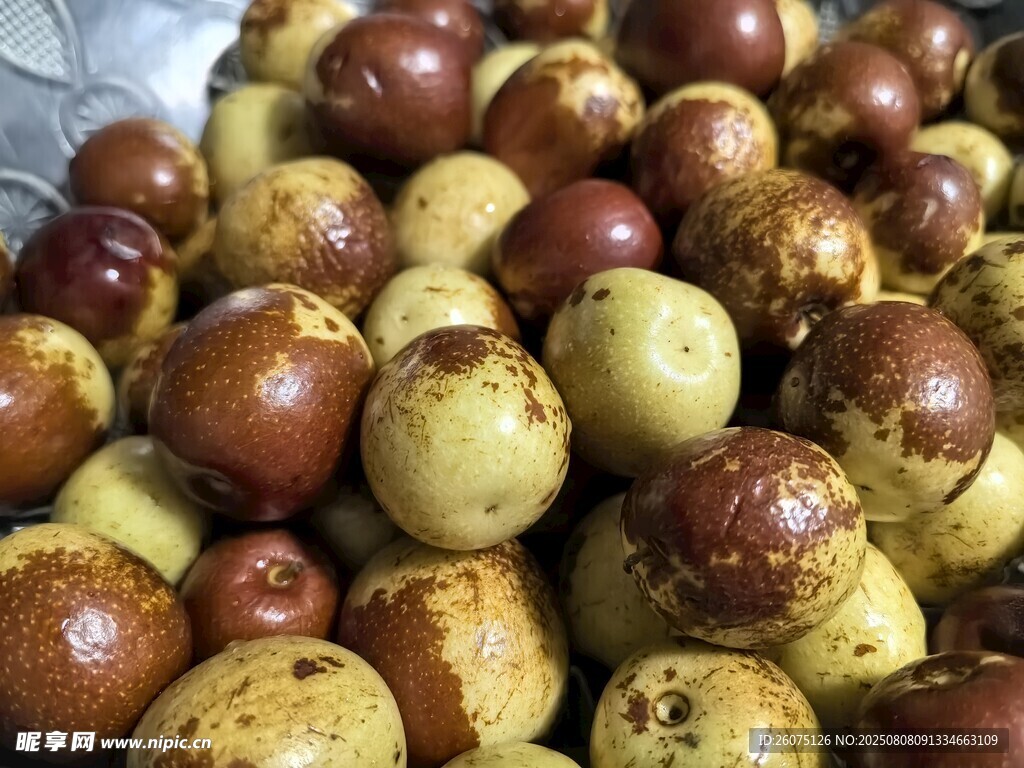 新鲜多彩冬枣堆成小山